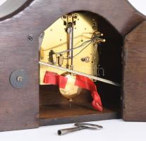 Junghans kandallóóra. Kis sérüléssel, kulccsal, működik, számlapüveg tartója laza, 50x22 cm