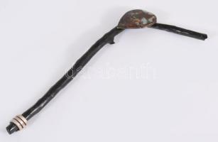 Opál fekete korallra ragasztva, ezüst (Ag) dísszel, opál h: 3 cm, teljes h: 16 cm