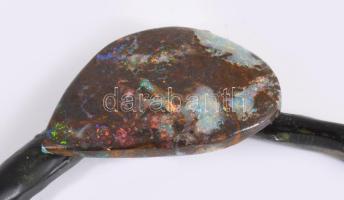 Opál fekete korallra ragasztva, ezüst (Ag) dísszel, opál h: 3 cm, teljes h: 16 cm