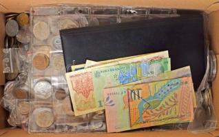 "Nagypapa kincsesládája", bruttó ~4,3kg súlyban, benne vegyes, külföldi és magyar érmetéte...