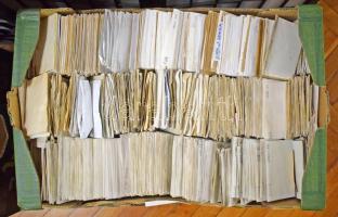 Hatalmas, kicsit szétesett tasakos világrendező, sok tízezer, talán százezer vagy annál is több bély...