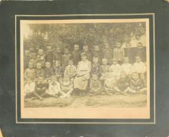 cca 1910-1930 Vegyes csoportképek, esküvői képek, stb., kartonra kasírozva, vegyes méretben