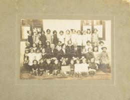 cca 1910-1930 Vegyes csoportképek, esküvői képek, stb., kartonra kasírozva, vegyes méretben