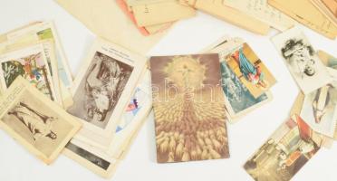 Vegyes papírrégiség tétel, doboznyi, benne szentképekkel