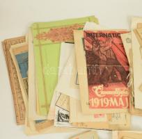 Vegyes papírrégiség tétel, doboznyi, benne szentképekkel