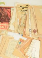 Vegyes papírrégiség tétel, doboznyi, benne szentképekkel