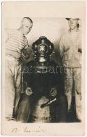 K.u.k. Kriegsmarine Taucher / Osztrák-Magyar Haditengerészet búvárja matrózokkal / WWI Austro-Hungarian Navy diver with mariners. photo (EK)