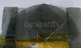 Kalmár Pál: Falióra. Anyagában színezett üvegblokkokból épített iparművész falióra, jelzett, hibátla...