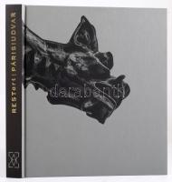 RESTart PÁRISI UDVAR Bp., 2019. ALAKart Ipar- és Képzőművészeti Kft, 200p. Kiadói kartonált papírkötésben Kétnyelvű        Párisi udvar: Schmahl Henrik talentumának, szerteágazó ismereteinek, tudásának eszenciája - egy hatalmas ívű pályát záró ékkő. A RESTart Párisi udvar egy képekkel gazdagon illusztrált album arról a restaurátor munkáról, amit az ALAKart Kft. végzett restaurátoraival 2016 és 2019 között a Párisi udvar épületén, a restaurátor terv elkészítésétől az belső poligon udvaron, lépcsőházakon át a teljes homlokzat kerámia restaurátor munkáiig. "A Schmahl Henriktől tanultak különösen meghatározóak az épület felújítása, rekonstrukciója kapcsán, mert valós értelmezés és tartalom nélkül minden áttervezés, kiegészítés valójában csak díszítés."