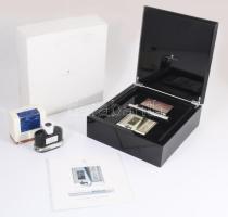 Sanssouci Potsdam- Pen of the Year 2015 by Faber-Castell. Limitált szériás exkluzív töltőtoll szett, teljes lakkozott fa díszdobozban, leírással, eredeti dobozában,hozzá eredeti Royal Blue tinta. Karcmentes, szép állapotban.  Sanssouci Potsdam- Pen of the Year 2015 by Faber-Castell. Limited edition exclusive fountain pen set, complete in a lacquered wooden gift box, with instructions, in its original box, with original Royal Blue ink. Scratch-free, in good condition.