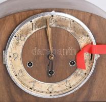 Régi német kandallóóra, jelzett szerkezettel, számlapvédő üveg hiányzik, 59x21 cm