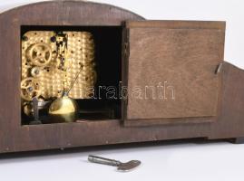 Régi német kandallóóra, jelzett szerkezettel, számlapvédő üveg hiányzik, 59x21 cm