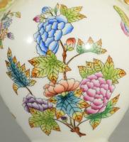 Herendi Viktória mintás váza. Jelzett, kézzel festett, kis kopással, m: 20,5 cm