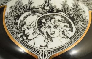 Hollóházi Jurcsák László által tervezett váza: Női fejek. Matricás, jelzett, hibátlan, m: 15,5 cm