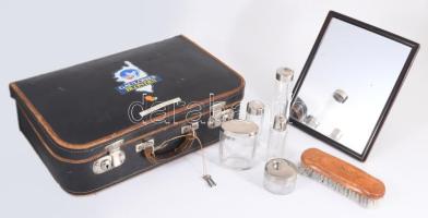 Utazó neszeszer készlet bőröndben, kulccsal, 40x26 cm