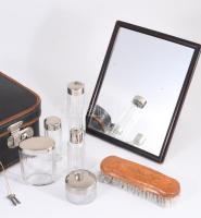 Utazó neszeszer készlet bőröndben, kulccsal, 40x26 cm