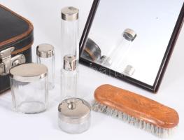 Utazó neszeszer készlet bőröndben, kulccsal, 40x26 cm