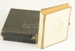 Közönséges isteni tiszteletre rendelt énekes könyv, mely Szent Dávid zsoltárain kívül magában foglal némely kiválogatott és a helvét vallástételt követő négy superintendentia által jóváhagyott énekeket, egynehány imádsággal együtt. Bp., 1906., Hornyánszky Viktor, 404 p. Korabeli bársony-kötés, bakelit kötéstáblákkal, aranyozott lapélekkel, réz csattal, eredeti dobozában, szép állapotban