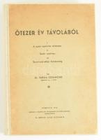 Varga Zsigmond, Dr.: Ötezer év távolából Debrecen, 1942, Dr. Bertók Lajos bizománya (Pannónia Könynyomda Vállalat, Debrecen), 428 p. Első kiadás. Ötezer év távolából. I. A sumir nyelvvita története. - II. Sumér nyelvtan. - III. Sumér-ural-altáji ősrokonság. Írta: Dr. Varga Zsigmond egyetemi ny. r. tanár. Szerzői ajánlással, betűrendes névmutatóval és részletes tartalomjegyzékkel kiegészített kötet. Megjelent a Tiszántúli Ref. Egyházkerület Sajtóbizottságának támogatásával. Dr. Bertók Lajos bizománya. Nyomtatta a "Pannónia" Könyvnyomda Vállalat Debrecenben. Könyvkötői vászonkötésben lévő példány a címfedélre kasírozott, kiadói borítóva  A kötet szerzője, Varga Zsigmond (Marosdécse, 1886. február 5. - Debrecen, 1956. április 18.) teológus, szumirológus, bölcsészprofesszor. Kolozsvárott végezte el a teológiai akadémiát. Majd a berlini, genfi és utrechti egyetemen folytatta tanulmányait, főleg a bibliai és sémi vallástörténet területén. A Debreceni Kollégiumi Nagykönyvtár könyvtárosaként, a Lelkészképző Intézet tanáraként, valamint 1921-től nyugdíjba vonulásáig a Debreceni Egyetem Hittudományi Kar Általános Vallástörténeti Tanszékének a tanáraként dolgozott. Legjelentősebb munkái az általános és a bibliai vallástörténet területéről valók, ezek mellett figyelemre méltóak művelődéstörténeti és nyelvészeti tanulmányai is. Elmélyült kutatásokat végzett az ural-altáji népek ősművelődése és ősvallása terén. Erről a területről csak két legfontosabb munkáját említjük meg: Sumir (babyloni) örökség az ural-altáji népek vallási életében (1925) és Ötezer év távolából (1942).