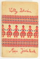 Volly István: Népi játékok I-III. Teljes sorozat - Budapest, 1938, Egyetemi Nyomda. 68, 88, 72 p. Kiadói papírkötésben. Egyedi hímzett vászon védőborítóval.   Volly István (1907-1992) népdalgyűjtő, folklorista, zeneszerző, karvezető az 1920-as évek végétől foglalkozott népdalgyűjtéssel, népi játékok gyűjtésével. A gyűjtött karácsonyi népszokások alapján már 1934-től önálló esteket rendezett a Magyar Állami Operaházban, 1938-tól pedig füzetsorozat formájában tette közzé népi gyűjtése egy részét. Oldalszámozáson belül gazdag fotóanyaggal és Horváth Jenő könyvdíszeivel megjelent füzetek Horváth Jenő grafikusművész által illusztrált kiadói borítóban.