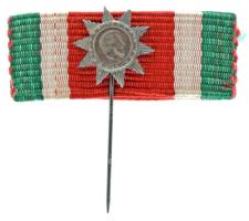 1947. "A Magyar Szabadság Érdemrend ezüst fokozata" kitüntetés bronz miniatűr kitűzője, szalagsávba tűzve TXF Hungary 1947. "Order of Merit of Hungarian Freedom, Silver Grade" bronz miniature decoration with ribbon C:XF