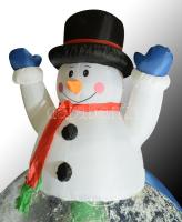 cca 180 cm magas felfújható hóember, benne mikulás figurával, hozzá az üzemeltetéshez szükséges komp...