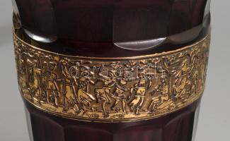 cca 1930 Walther and Sohne art deco ametisztüveg váza, körbefutó aranyozott frízzel, jelzett, hibátl...