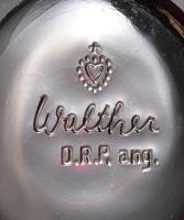 cca 1930 Walther and Sohne art deco ametisztüveg váza, körbefutó aranyozott frízzel, jelzett, hibátl...