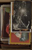 Kb. 500 db MODERN képeslap dobozban: üdvözlőlapok, szentek, festmények stb., sok megíratlan / Cca. 500 modern postcards in a box: greetings, saints, paintings etc.