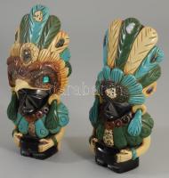 2 darab obszidián azték figura, egyikről 2 tolldísz hiányzik, h: 17-17,5 cm