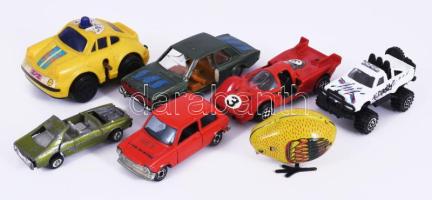 7 darab játékautó és fém csibe