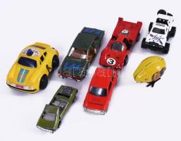 7 darab játékautó és fém csibe
