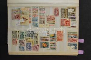 Vegyes magyar tétel a Krajcárosoktól az 1970-es évekig, sorokkal, néhol másodpéldányokkal is, 30 lapos, A/4-es berakóban