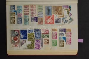 Vegyes magyar tétel a Krajcárosoktól az 1970-es évekig, sorokkal, néhol másodpéldányokkal is, 30 lap...