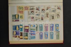 Vegyes magyar tétel a Krajcárosoktól az 1970-es évekig, sorokkal, néhol másodpéldányokkal is, 30 lap...