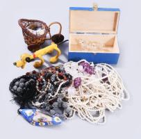 Kis doboznyi bizsu és bolha tétel, közte retro kitűzőkkel.