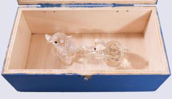 Kis doboznyi bizsu és bolha tétel, közte retro kitűzőkkel