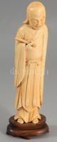 Keleti bölcs. Antik faragott elefántcsont szobor, cca 19. sz. vége, fa talapzaton, hibátlan (csont természetes hibáival), m: 23 cm