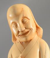 Keleti bölcs. Antik faragott elefántcsont szobor, cca 19. sz. vége, fa talapzaton, hibátlan (csont t...