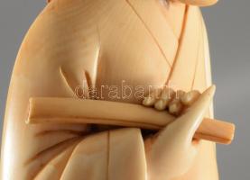 Keleti bölcs. Antik faragott elefántcsont szobor, cca 19. sz. vége, fa talapzaton, hibátlan (csont t...