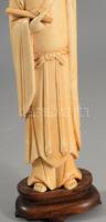 Keleti bölcs. Antik faragott elefántcsont szobor, cca 19. sz. vége, fa talapzaton, hibátlan (csont t...