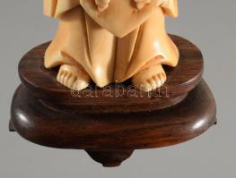 Keleti bölcs. Antik faragott elefántcsont szobor, cca 19. sz. vége, fa talapzaton, hibátlan (csont t...