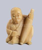 Dolgozó hölgy. Faragott antik keleti csont szobor, m: 4 cm