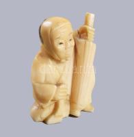 Dolgozó hölgy. Faragott antik keleti csont szobor, m: 4 cm