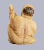Dolgozó hölgy. Faragott antik keleti csont szobor, m: 4 cm