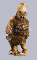 Netsuke - férfi alak. Japán, cca 1900, faragott csont, kis sérüléssel, h: 5,5 cm