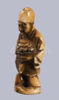 Netsuke - férfi alak. Japán, cca 1900, faragott csont, kis sérüléssel, h: 5,5 cm
