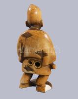 Netsuke - férfi alak. Japán, cca 1900, faragott csont, kis sérüléssel, h: 5,5 cm