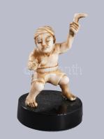 Okimono - harcos alak. Japán, cca 1900, faragott elefántcsont, m: 5 cm