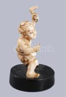 Okimono - harcos alak. Japán, cca 1900, faragott elefántcsont, m: 5 cm